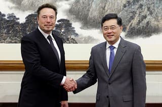 Čínsky minister zahraničných vecí  Čchin Kang a šéf spoločnosti Tesla Elon Musk.