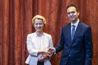Na snímke zľava predsedníčka Európskej komisie (EK) Ursula von der Leyenová a predseda vlády SR Ľudovít Ódor počas ich stretnutia v rámci bezpečnostnej konferencie Globsec Bratislava Forum 2023