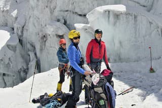Peter Hámor s Taliankou Nives a so Slovincom Romanom tesne pod vrcholom Kabru South