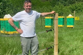 Včelár Martin Ištván verí, že ohradníky jeho úle ochránia.