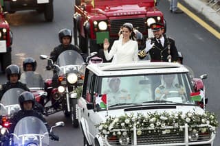 Jordánsky korunný princ Husajn bin Abdalláh a a jeho manželka Radžwa as-Sajfová mávajú počas svadobného ceremoniálu.
