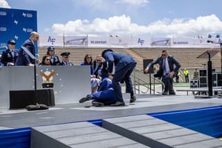 Prezident Joe Biden padá na pódiu počas slávnostnej promócie na univerzite United States Air Force Academy na Falcon Stadium.