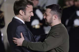 Ukrajinský prezident Volodymyr Zelenskyj (vpravo) a francúzsky prezident Emmanuel Macron (vľavo).