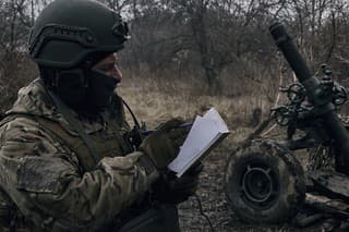 Vojak dobrovoľník sa pripravuje na streľbu na ruské pozície neďaleko mesta Bachmut.