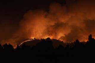 Na snímke lesný požiar neďaleko obce Villanueva de Viver v španielskom regióne Castellón.