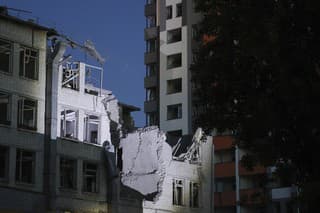 Budova, ktorú zasiahol dron počas nočného raketového útoku ruskej armády v Kyjeve.
