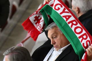 Maďarský premiér Viktor Orbán drží nad hlavou šál pred začiatkom zápasu Ligy národov Nemecko - Maďarsko.