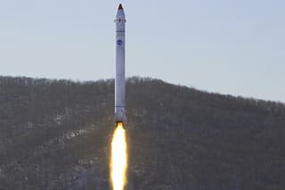 Na archívnej snímke z 18. decembra 2022 test severokórejskej rakety, ktorá nesie špionážny satelit.
