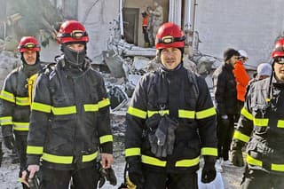 Partia hasičov pomáhala pri zemetrasení v Turecku, v troskách našla 11 živých osôb.