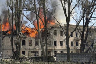 Na snímke zverejnenej záchrannými zložkami Ukrajiny budova polikliniky v plameňoch po ruskom útoku v meste Dnipro.