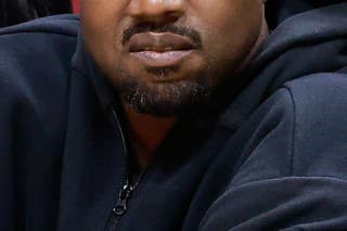 Rapper Kanye West mal na fotografku zaútočiť po ceste na basketbalový zápas.