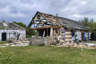 Na snímke poškodené domy v Belgorodskej oblasti na juhozápade Ruska v v utorok 23. mája 2023.