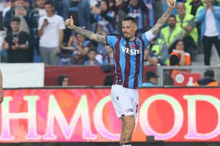 Slovenský futbalista Marek Hamšík z Trabzonsporu sa teší z gólu.