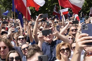 Vo Varšave demonštruje podľa radnice proti vláde pol milióna ľudí