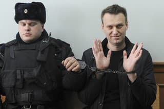 Na archívnej snímke z 30. marca 2017 ruský opozičný líder Alexej Navaľnyj (vpravo) pózuje na súde v Moskve.