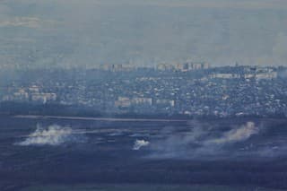 Na leteckej snímke dym stúpa počas ťažkých bojov medzi ukrajinskou a ruskou armádou v meste Bachmut v Doneckej oblasti na východe Ukrajiny 