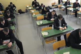 Maturanti počas písomných testov zo slovenčiny.