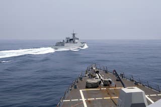 Americký Pentagón v sobotu uviedol, že čínska vojnová loď prinútila americký torpédoborec vykonať v Taiwanskom prielive úhybný manéver, aby sa vyhol kolízii.