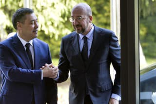 Kirgizský prezident Sadyr Japarov (vľavo) a predseda Európskej rady Charles Michel