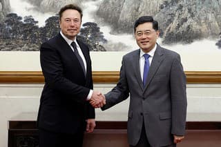 Čínsky minister zahraničných vecí Čchin Kang (vpravo) a šéf spoločnosti Tesla Elon Musk 