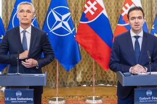 Na snímke sprava predseda vlády SR odborníkov Ľudovít Ódor počas tlačovej konferencie s generálnym tajomníkom NATO Jensom Stoltenbergom.