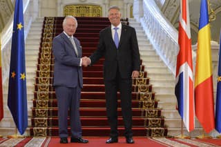 Na snímke zľava britský kráľ Karol III. a rumunský prezident Klaus Iohannis.