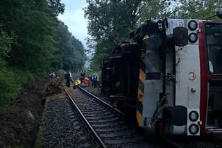 Vlak sa údajne vykolajil a prevrátil na bok. 