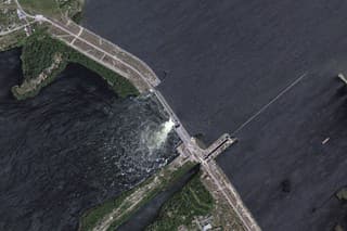 Na satelitných snímkach spoločnosti Maxar Technologies je vidieť množstvo zatopených miest a dedín. 