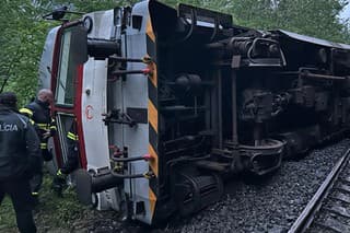 Vlak sa údajne vykolajil a prevrátil na bok. 