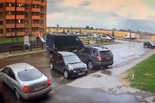 Šofér sa snažil zaparkovať auto keď zrazu.. Niekde sa stala chyba a takmer sa zranil vlastným autom