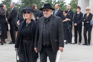 Na pohreb Milky Zimkovej prišli aj Jozef Oklamčák s manželkou