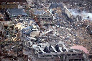 Na leteckej snímke z marca 2007 pohľad na miesto výbuchu muničného skladu, ktorý vybuchol v priestoroch Vojenského opravárenského podniku Nováky.