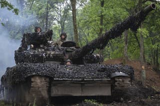 Ukrajinskí tankisti na ceste smerom k svojim pozíciám pri Bachmute.