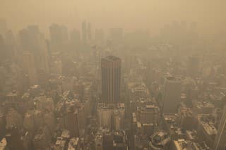 Panoráma New Yorku je zahalená dymom 