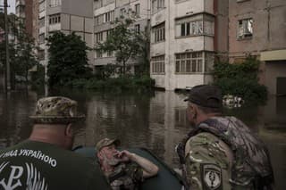 Vojenskí kapláni sa plavia na nafukovacom člne počas evakuácie obyvateľov zo zaplavených oblastí v ukrajinskom meste Cherson.