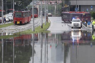Polícia hlási po búrke v Bratislave viaceré zaplavené ulice.
