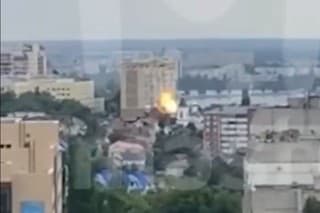 Obytnú budovu v meste Voronež zasiahol dron.