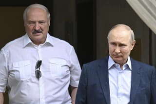Na snímke zľava ruský prezident Vladimir Putin a bieloruský prezident Alexander Lukašenko počas stretnutia v rezidencii Bočarov Ručej v prímorskom letovisku na Kryme v rezorte Soči 
