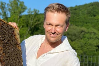 Moderátor Martin Nikodým (52) je už roky vášnivým včelárom.