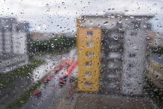 Na snímke mokré okno po silnom daždi a búrke v Bratislave.