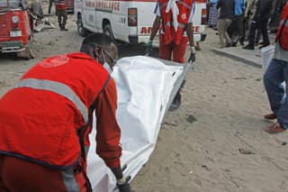 Pri výbuchu v rušnej časti somálskeho hlavného mesta Mogadišo zahynulo najmenej 5 ľudí a ďalších najmenej 15 bolo zranených.