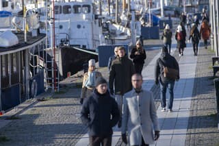 Ľudia počas prechádzky v Štokholme, 20. novembra 2020. 