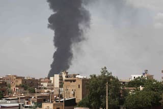 Na archívnej snímke z 8. júna 2023 dym stúpa k oblohe počas bojov medzi sudánskou armádou a znepriatelenými polovojenskými silami v Chartúme.