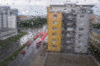Na snímke mokré okno po silnom daždi a búrke v Bratislave.