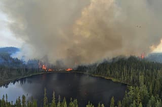 Kanada podľa úradov prežíva najhoršiu sériu jarných požiarov v histórii.
