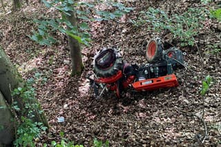 S traktorom sa prevrátil v lesnom teréne, namerali mu takmer dve promile.