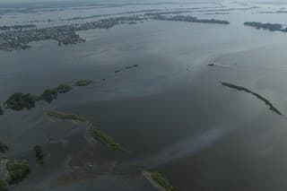 Na snímke zaplavené územie po zničení Kachovskej priehrady na rieke Dneper,