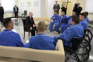 Putin počas návštevy vojakov, ktorí sú hospitalizovaní vo Višnevského ústrednej vojenskej klinike v Krasnogorsku.