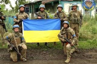 Ukrajinci v jednej z oslobodených obcí.