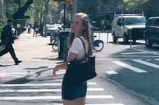 Fotka zachytáva Mae, ako si nič netušiac kráča po prechode v jednej z ulíc New Yorku a oproti nej ide samotný Paul McCartney.